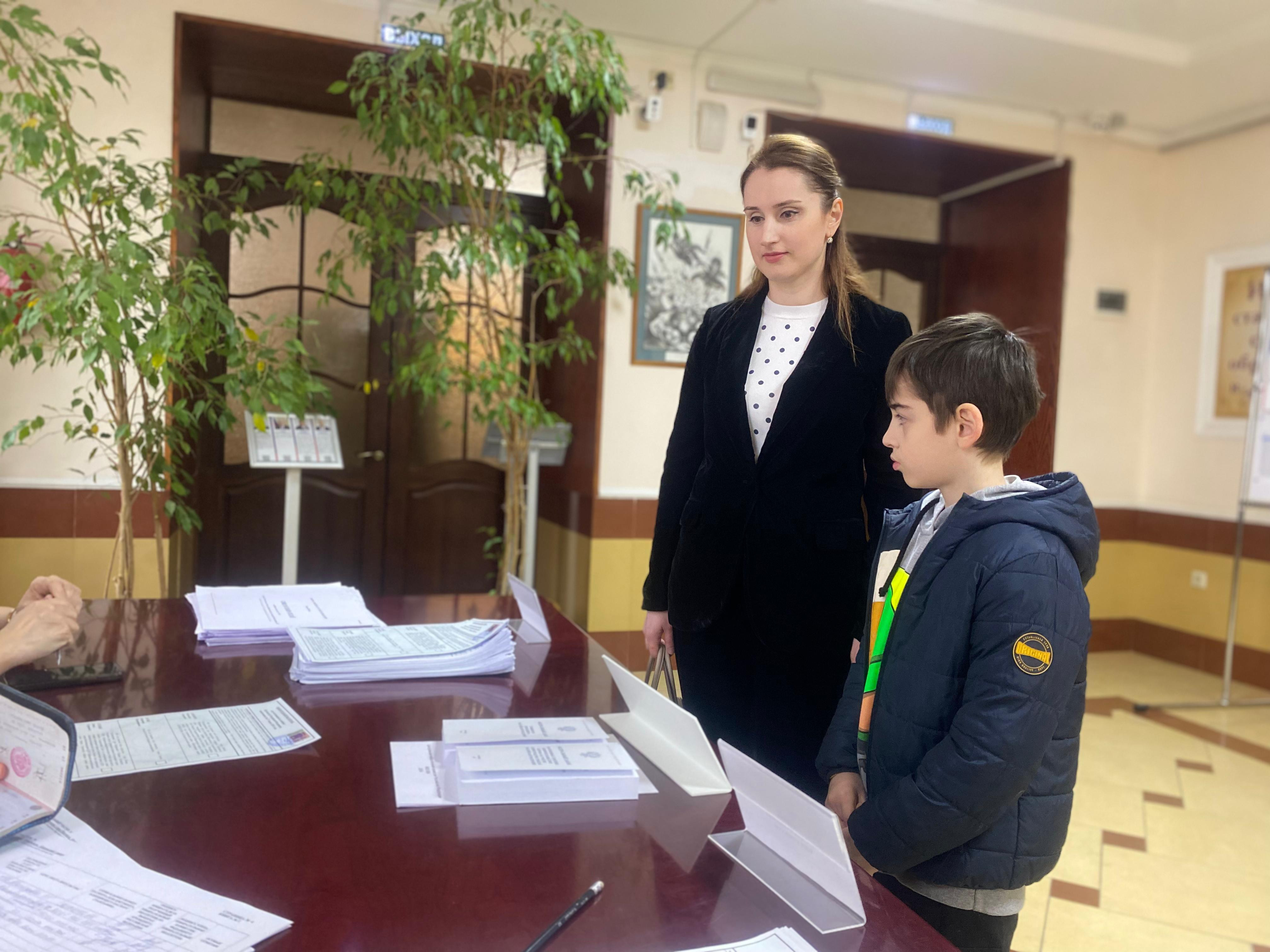 Аида Далгатова пришла на избирательный участок с сыном